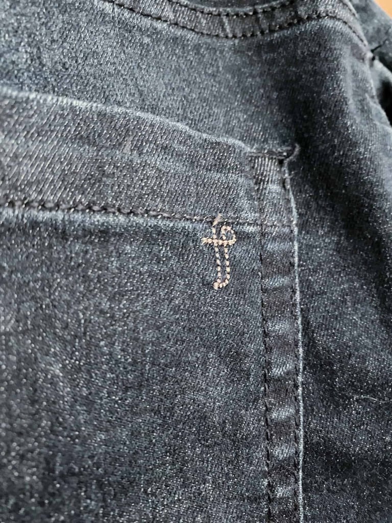 the branding on the back of the perfect jean is barley noticable!