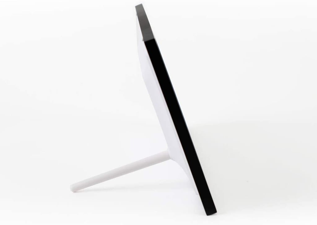 the form factor for this frame is great – no messy sd card slots or anything extra