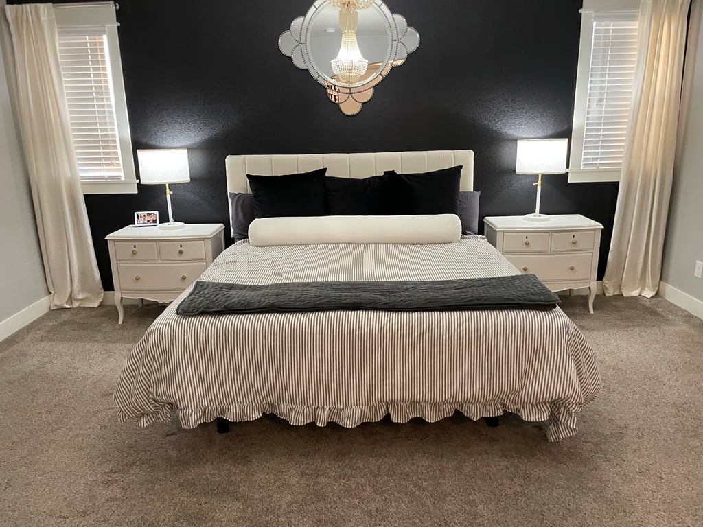 yes – this works on our memory foam mattress – it has super deep pocket sheets, too