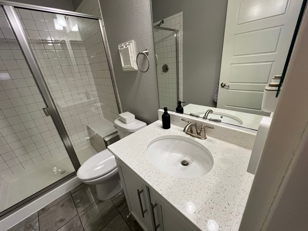 aera mini review: see the aera mini in our bathroom