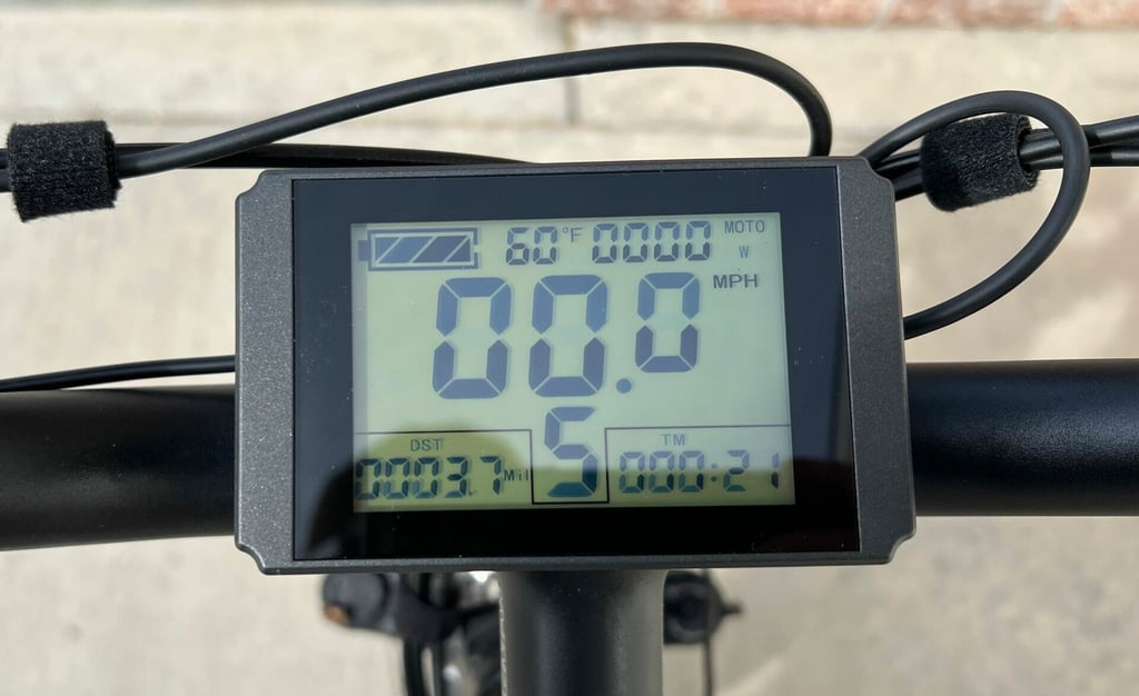 tthe usb lcd display also shows the temperature – pretty good as one of the free accessories on for bikes with fat tires