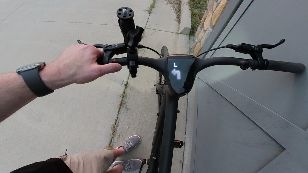 smartbar showing the left turn signal