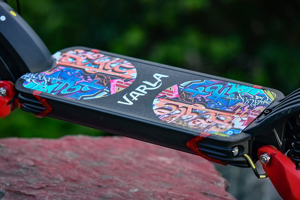 while you can’t see the battery, it’s built into the deck