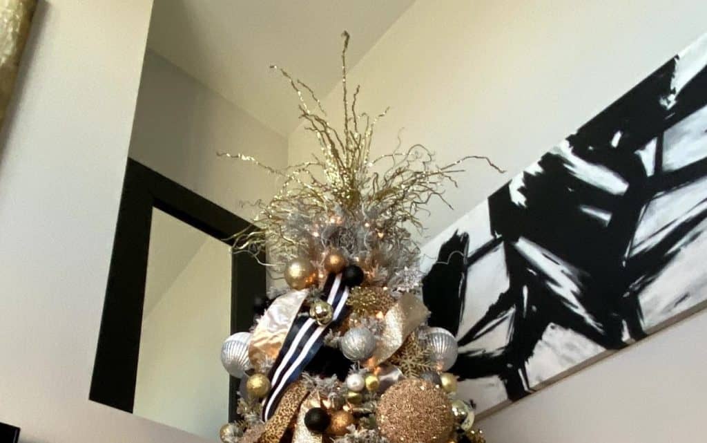 How to decorate a Christmas Tree with ribbon in 11 easy steps 6